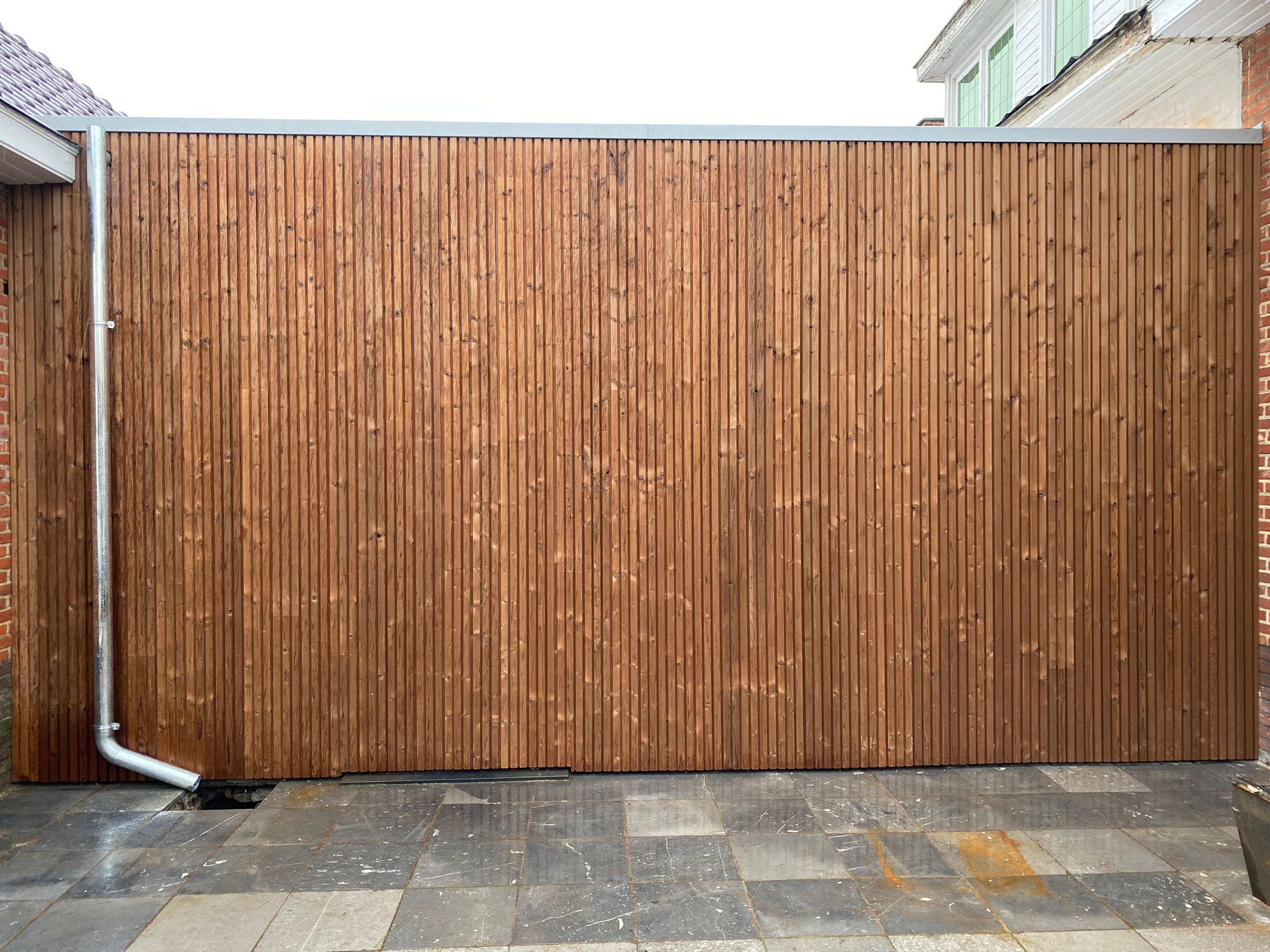 Achterbouw in Houten Constructie, Afgewerkt met Thermowood Ayous en Dakdichting in PVC te Hasselt in Hasselt