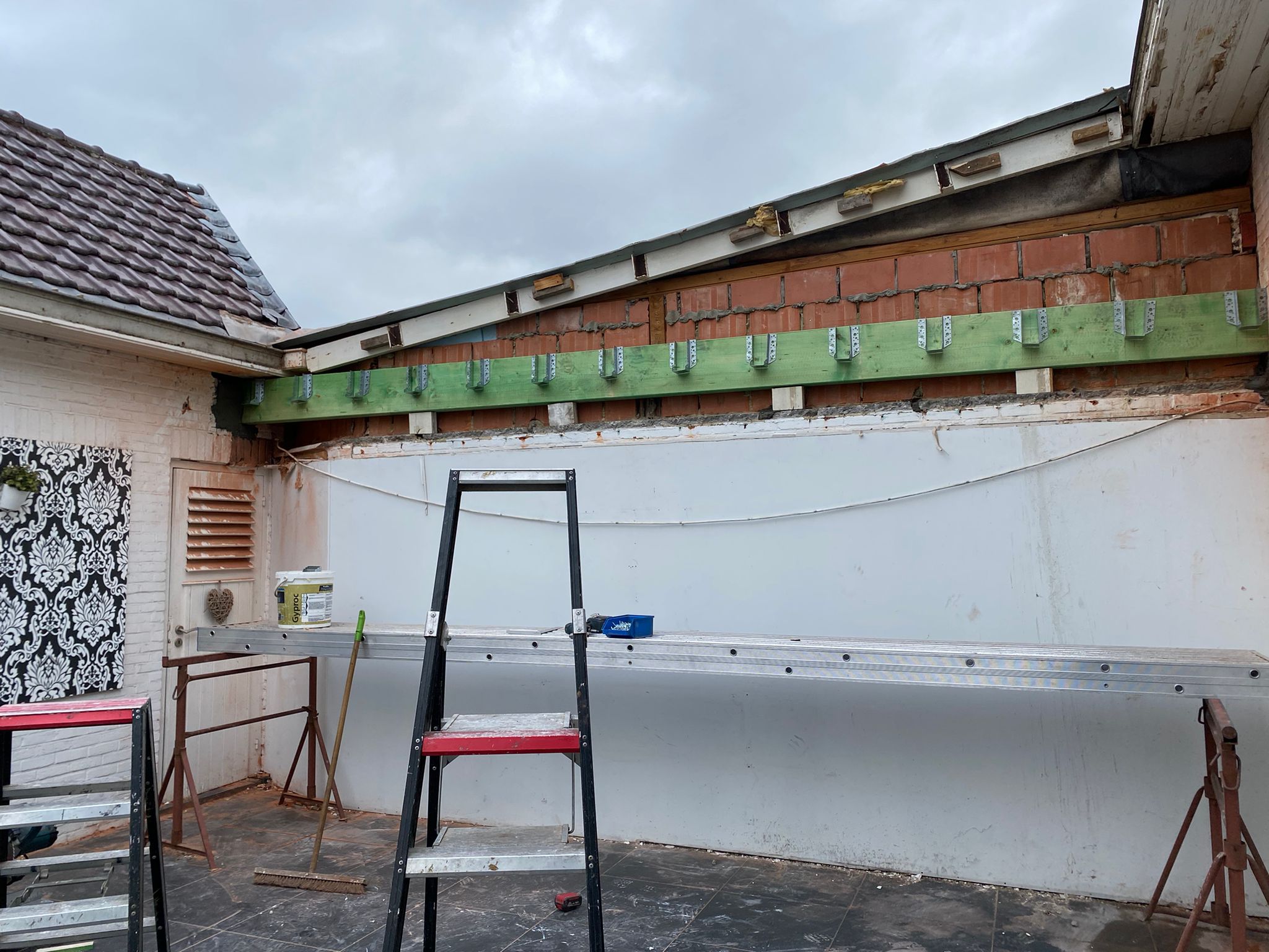 Achterbouw in Houten Constructie, Afgewerkt met Thermowood Ayous en Dakdichting in PVC te Hasselt in Hasselt, foto 2