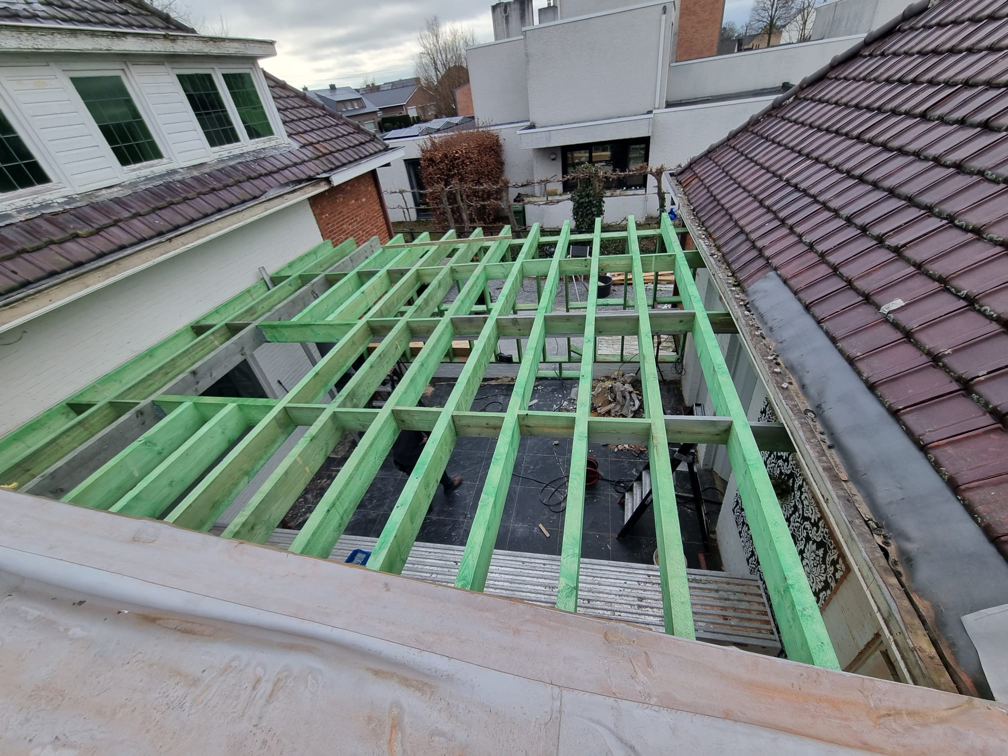 Achterbouw in Houten Constructie, Afgewerkt met Thermowood Ayous en Dakdichting in PVC te Hasselt in Hasselt, foto 4