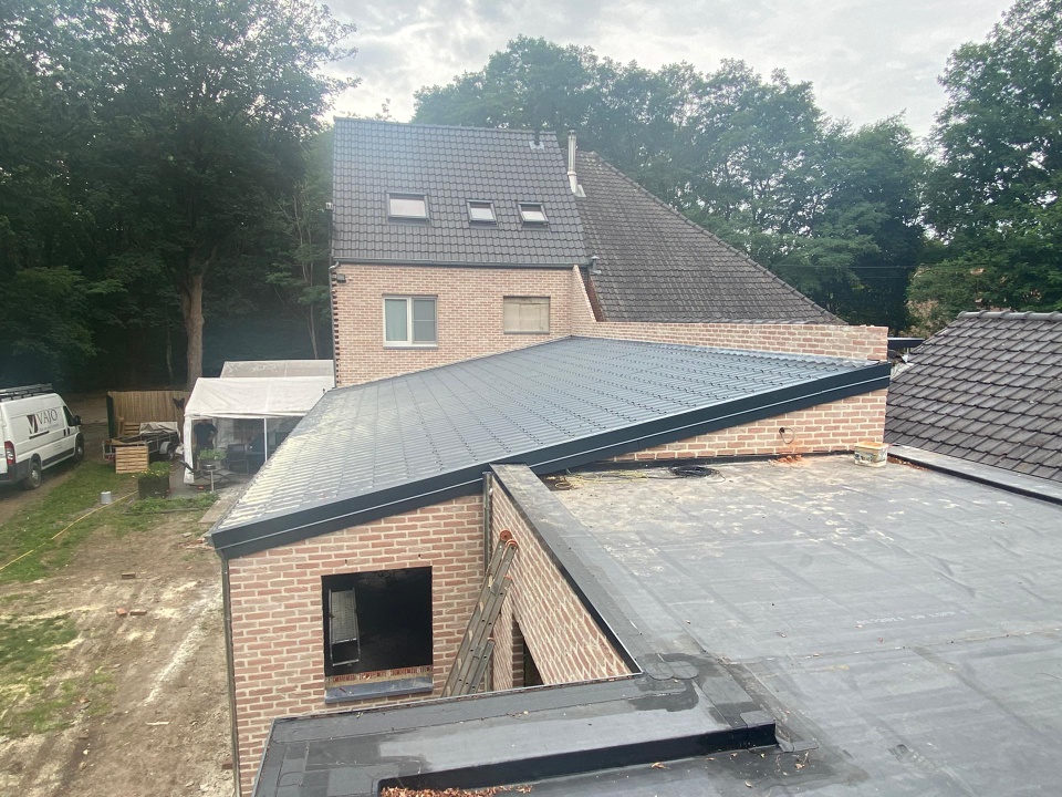 Hellend Dak en Plat Dak van een Nieuwbouw te Genk in Genk
