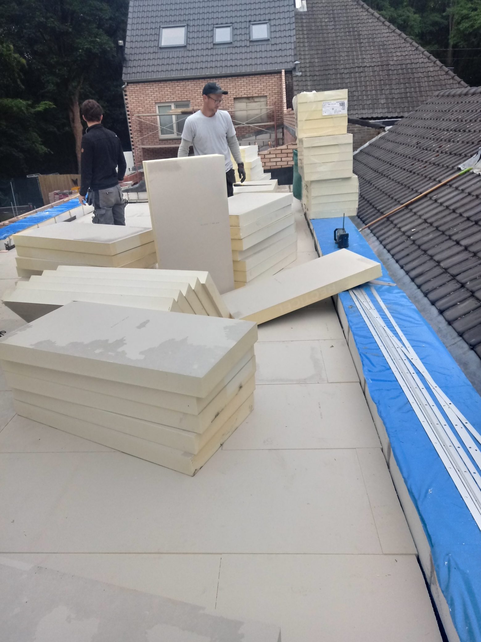 Hellend Dak en Plat Dak van een Nieuwbouw te Genk in Genk, foto 3