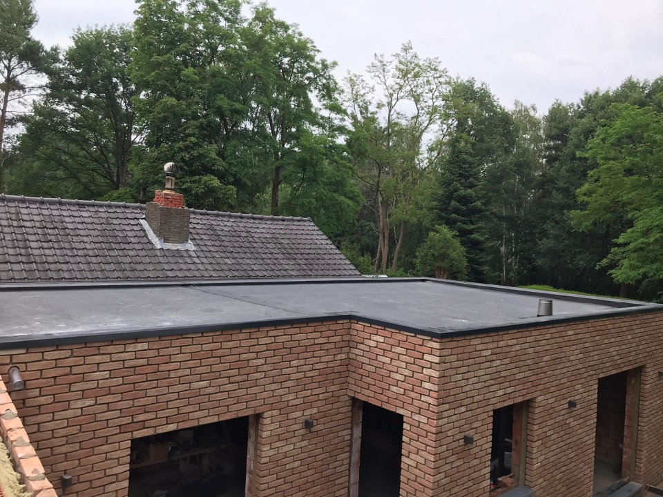 Hellend Dak en Plat Dak van een Nieuwbouw te Genk in Genk, foto 7