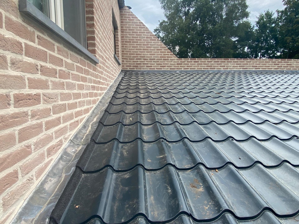 Hellend Dak en Plat Dak van een Nieuwbouw te Genk in Genk, foto 12