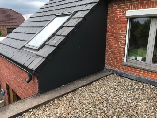 Hellend Dak en Plat Dak van een Nieuwbouw te Hasselt in Hasselt