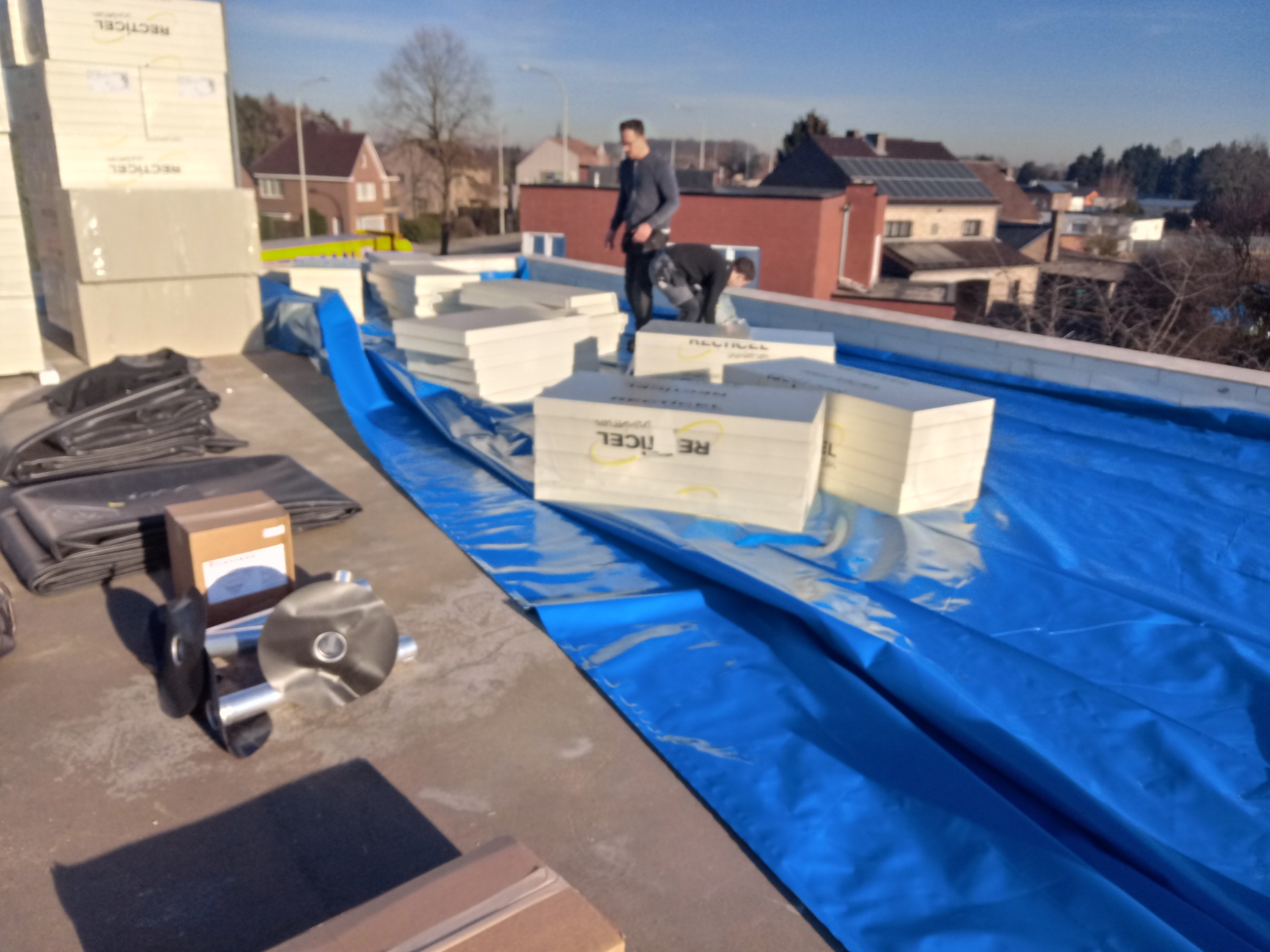 Nieuwbouw te Lanklaar een Plat Dak uit EPDM met een Ballast Afwerking in Lanklaar een Plat Dak uit EPDM met een Ballast Afwerking, foto 2