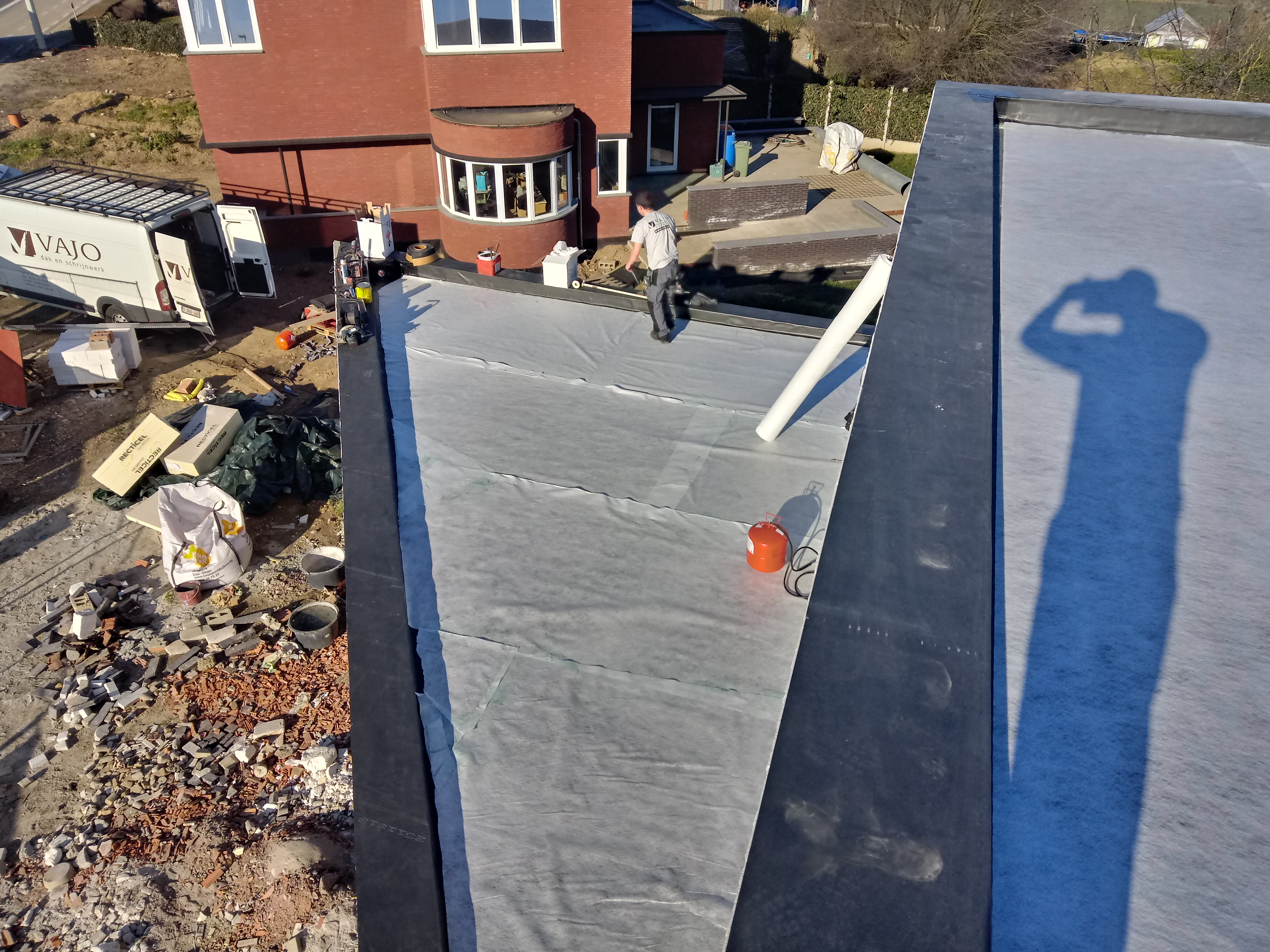 Nieuwbouw te Lanklaar een Plat Dak uit EPDM met een Ballast Afwerking in Lanklaar een Plat Dak uit EPDM met een Ballast Afwerking, foto 4