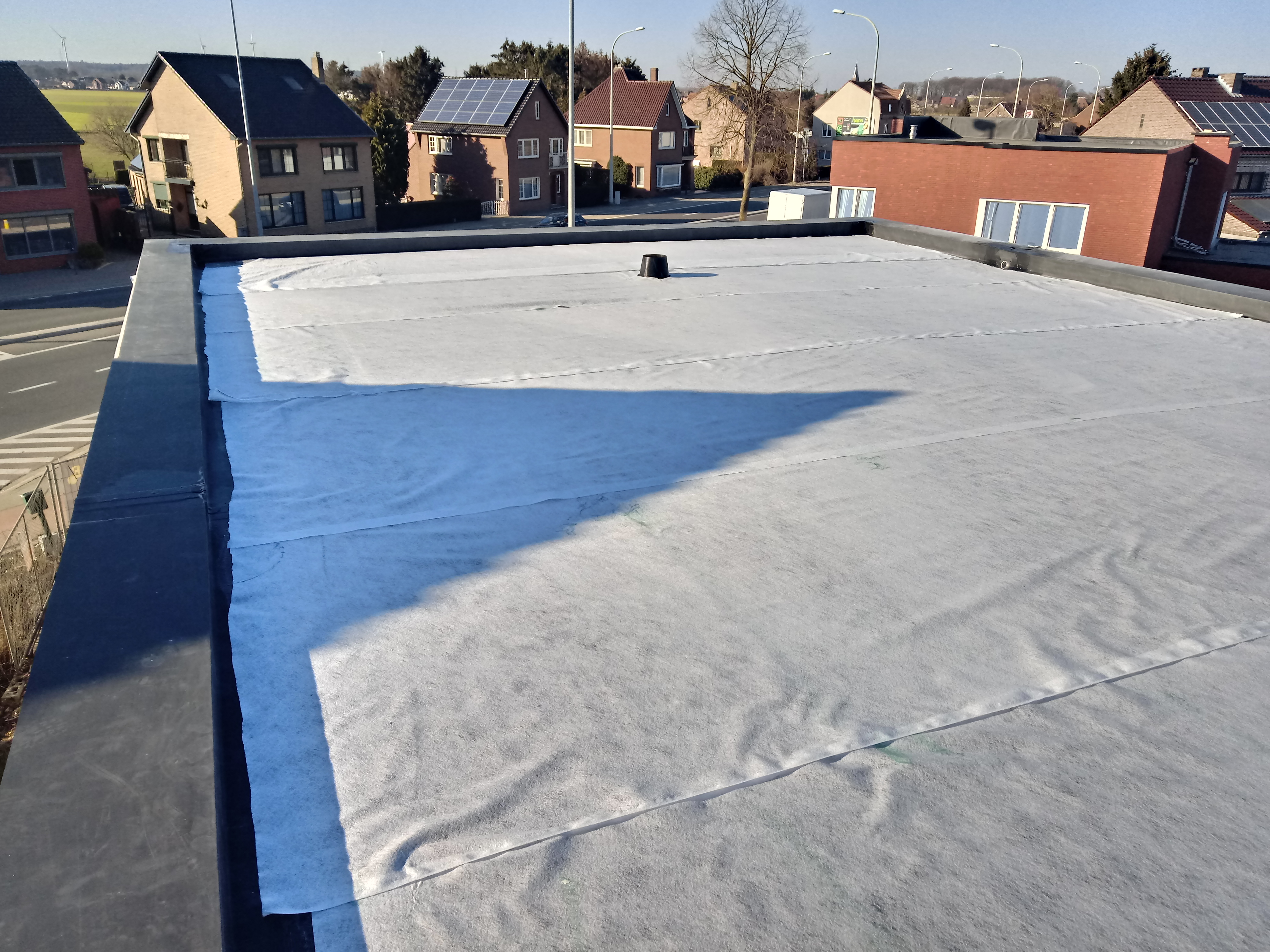 Nieuwbouw te Lanklaar een Plat Dak uit EPDM met een Ballast Afwerking in Lanklaar een Plat Dak uit EPDM met een Ballast Afwerking, foto 6