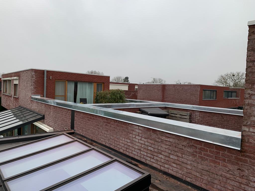 Plaatsen van Muurkappen uit Natuurzink te Neerharen in Neerharen