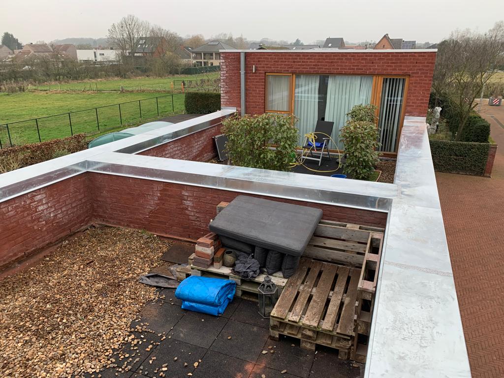 Plaatsen van Muurkappen uit Natuurzink te Neerharen in Neerharen, foto 3