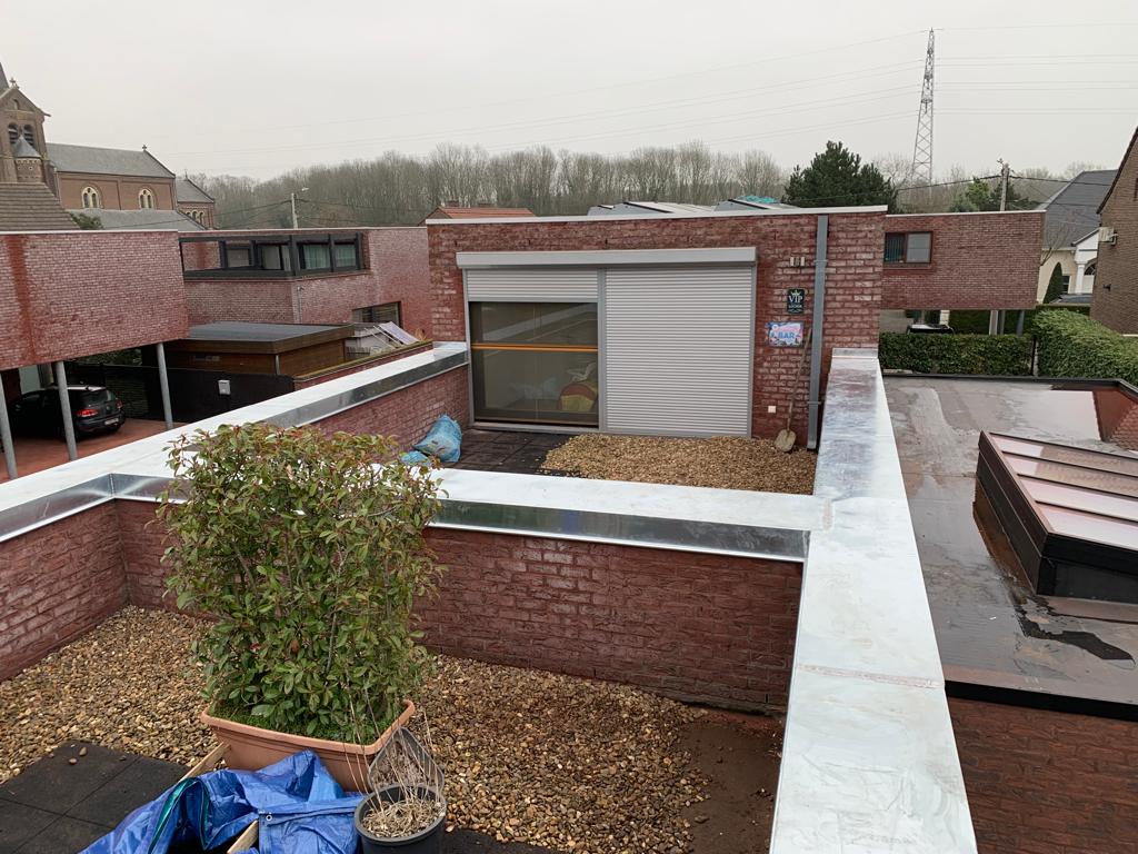 Plaatsen van Muurkappen uit Natuurzink te Neerharen in Neerharen, foto 4