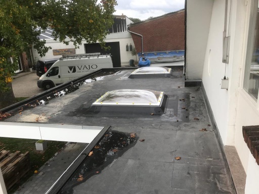 Plaatsen van een Veranda met een Plat Dak uit EPDM en 2 Plat Dak Vensters