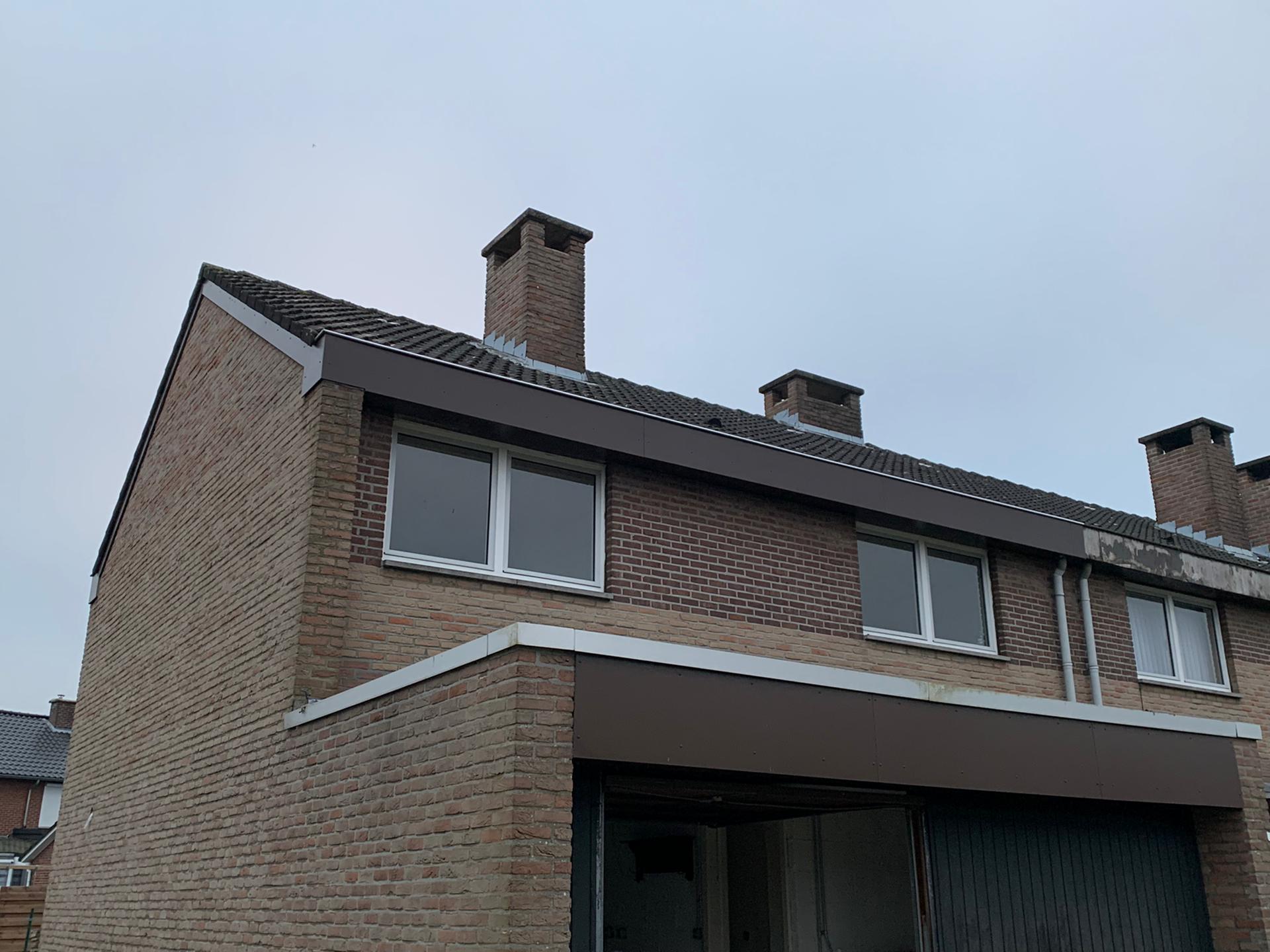 Plaatsen van Zinken Bakgoten en Nieuwe Bekleding uit Volkern