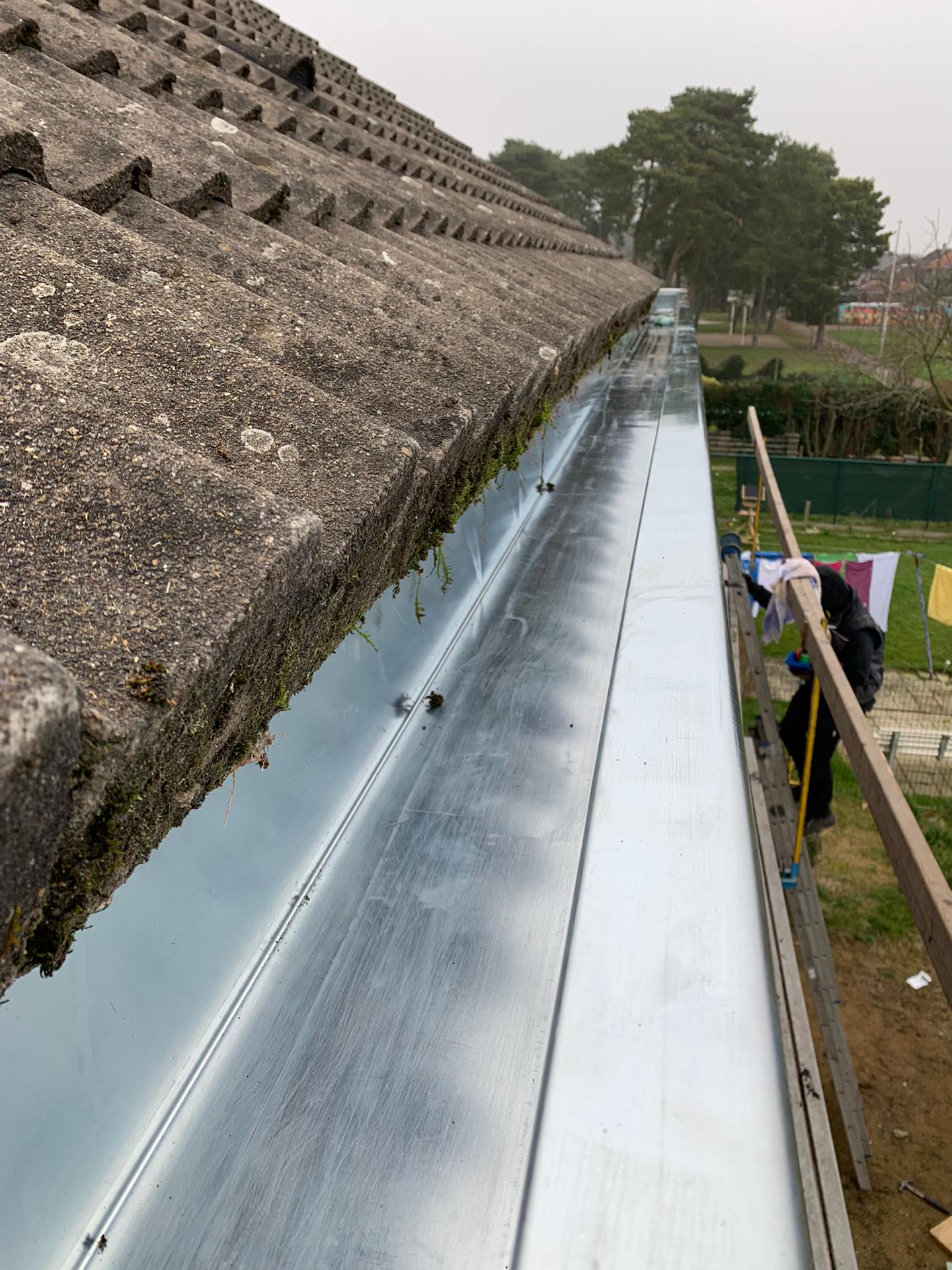 Plaatsen van Zinken Bakgoten en Nieuwe Bekleding uit Volkern, foto 3
