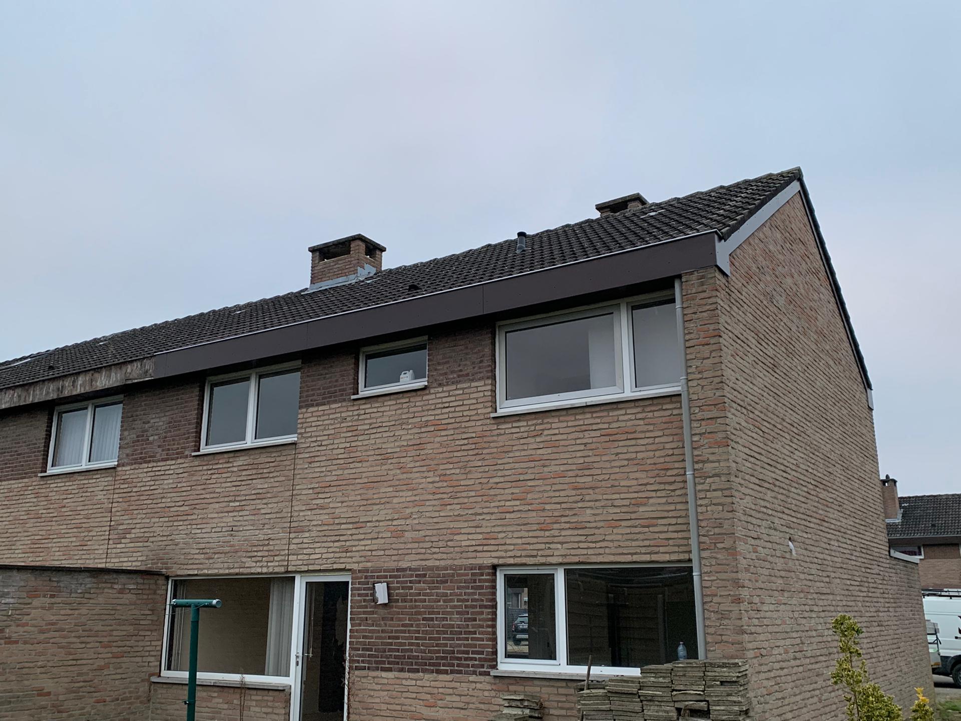 Plaatsen van Zinken Bakgoten en Nieuwe Bekleding uit Volkern, foto 4