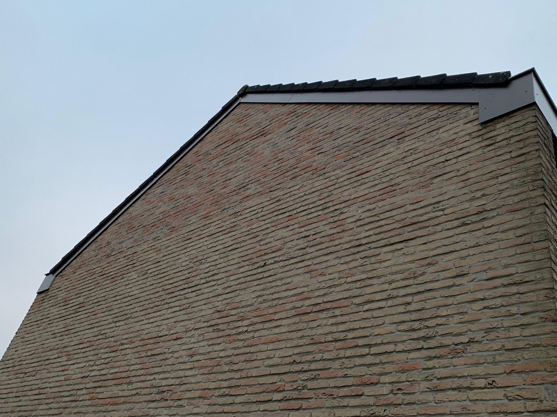 Plaatsen van Zinken Bakgoten en Nieuwe Bekleding uit Volkern, foto 5