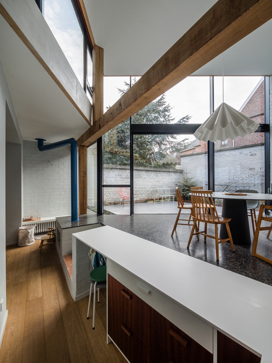 Achterbouw Gerealiseerd met Eiken Balken en Kerto Balken + een Plat Dak Afgewerkt met EPDM te Tongeren in Tongeren, foto 7