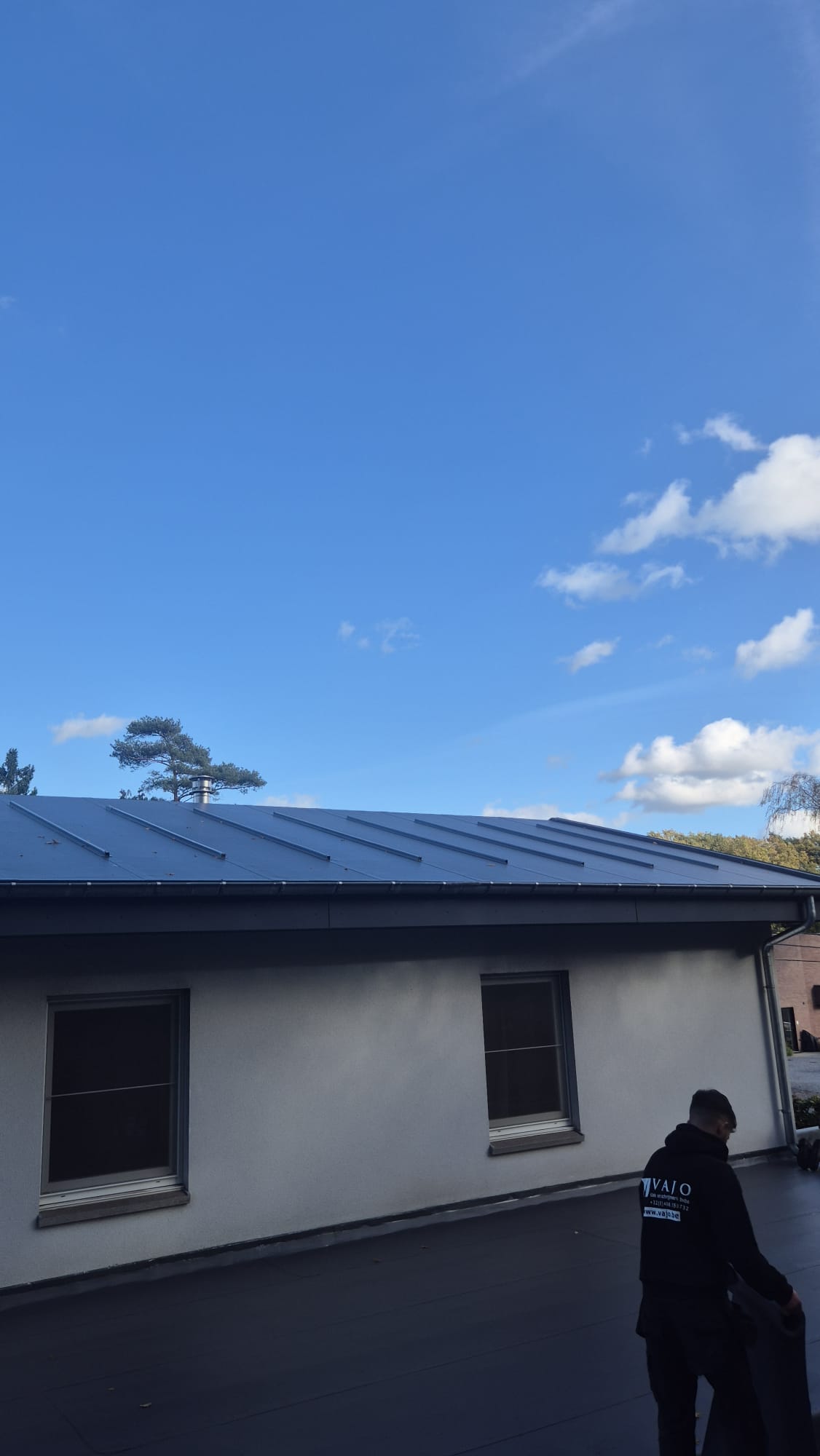 Renovatie Hellend Dak in PVC met Montering Profielen voor Zonnepanelen te Genk in Genk