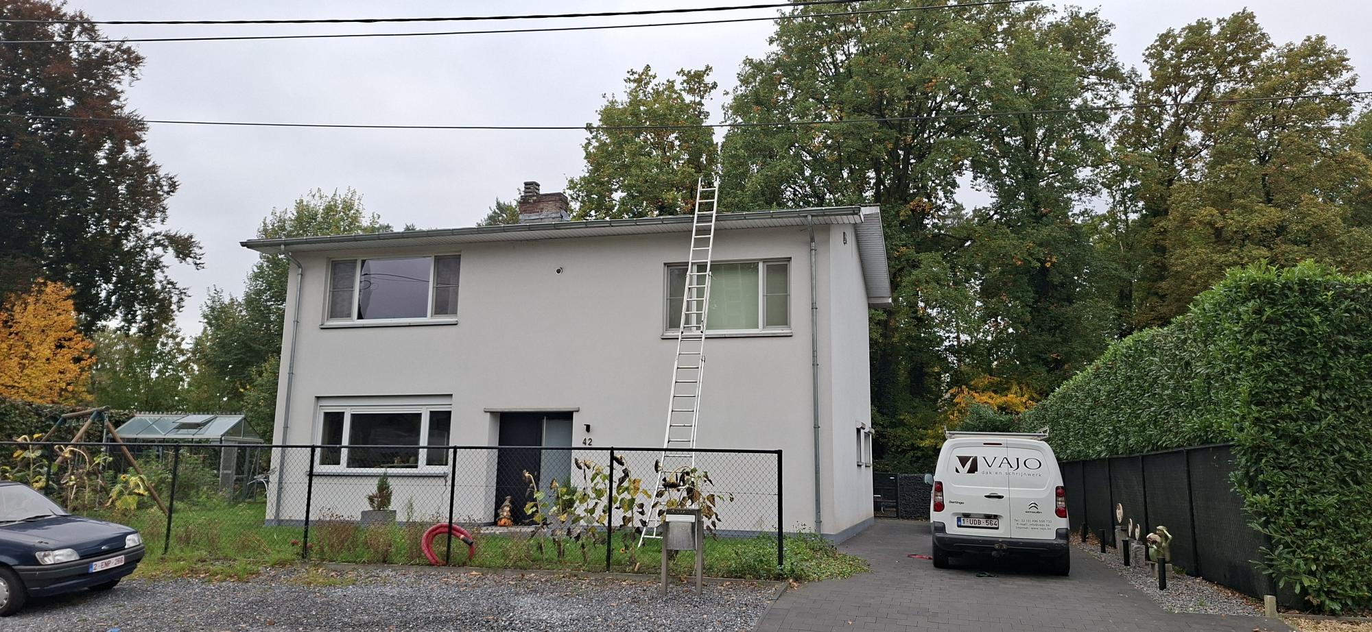Renovatie Hellend Dak in PVC met Montering Profielen voor Zonnepanelen te Genk in Genk, foto 2