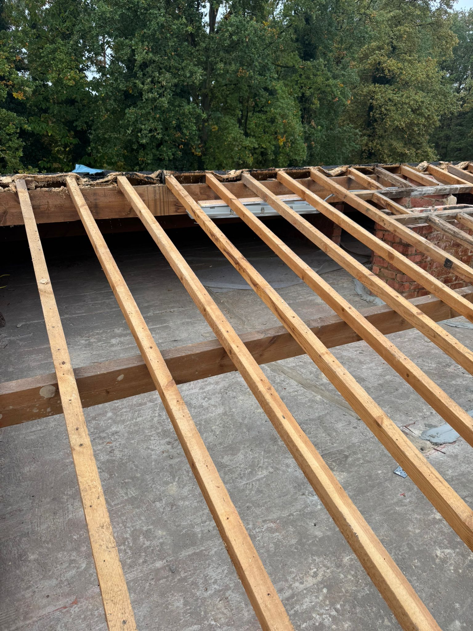 Renovatie Hellend Dak in PVC met Montering Profielen voor Zonnepanelen te Genk in Genk, foto 5
