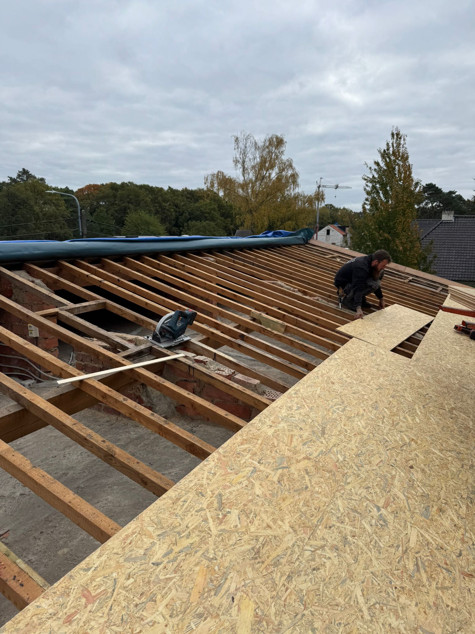 Renovatie Hellend Dak in PVC met Montering Profielen voor Zonnepanelen te Genk in Genk, foto 6