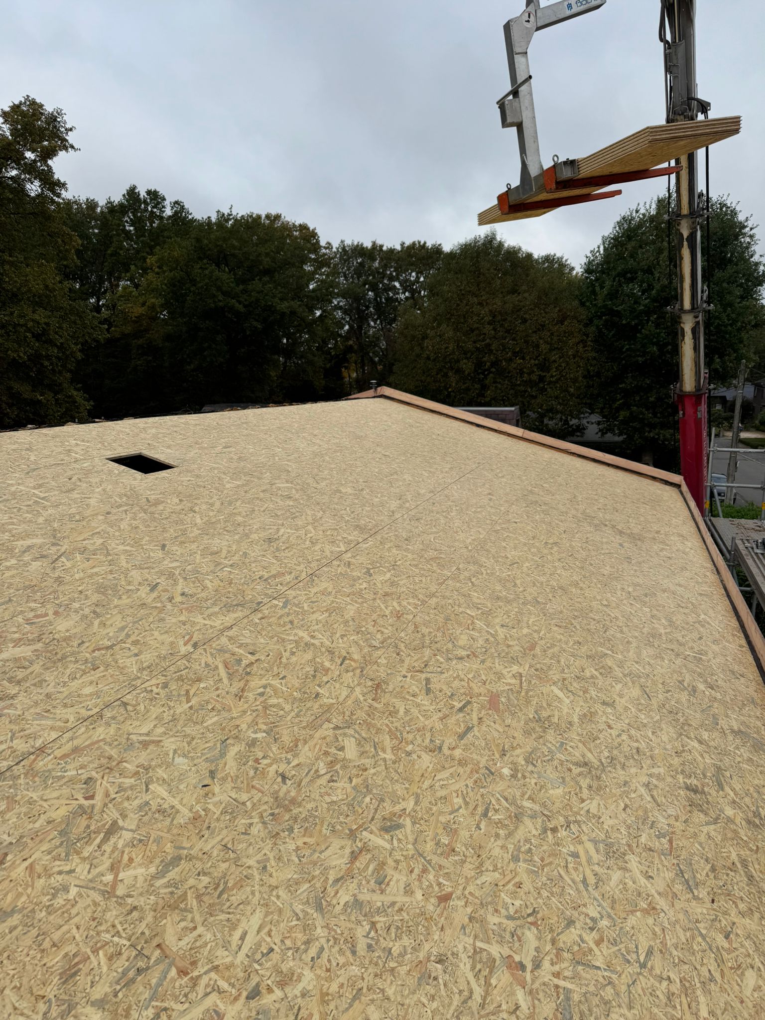 Renovatie Hellend Dak in PVC met Montering Profielen voor Zonnepanelen te Genk in Genk, foto 7