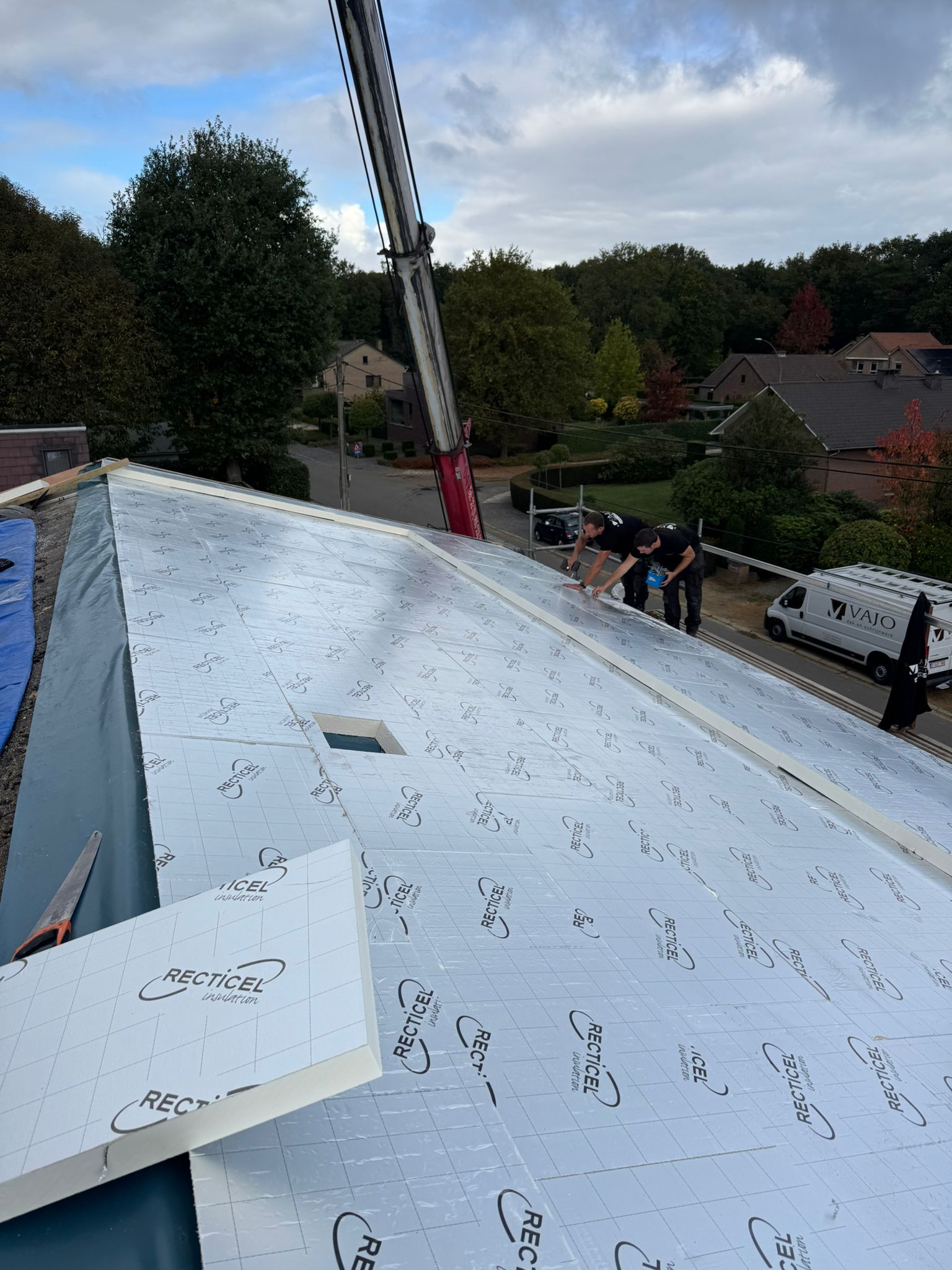 Renovatie Hellend Dak in PVC met Montering Profielen voor Zonnepanelen te Genk in Genk, foto 8