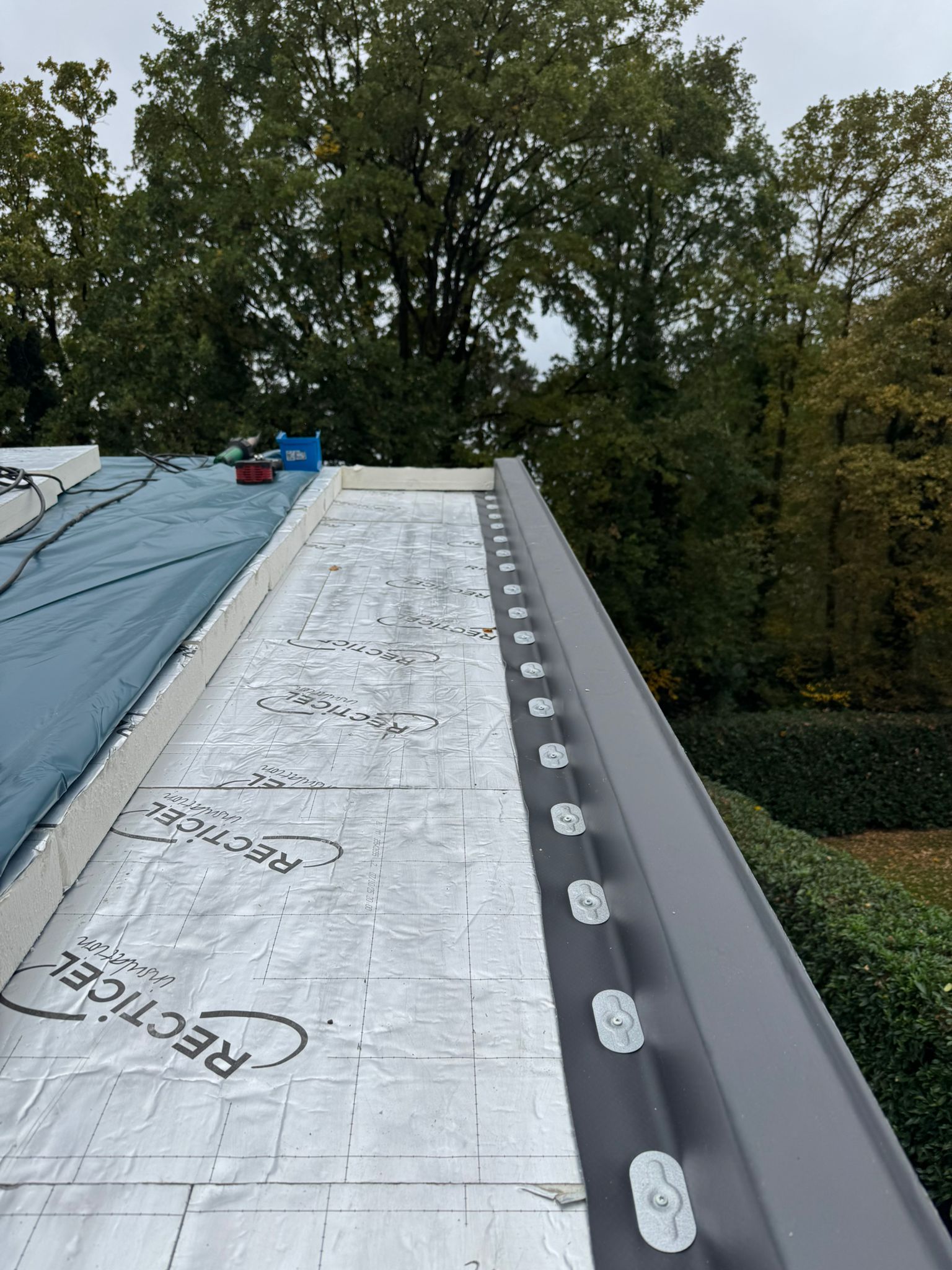 Renovatie Hellend Dak in PVC met Montering Profielen voor Zonnepanelen te Genk in Genk, foto 9