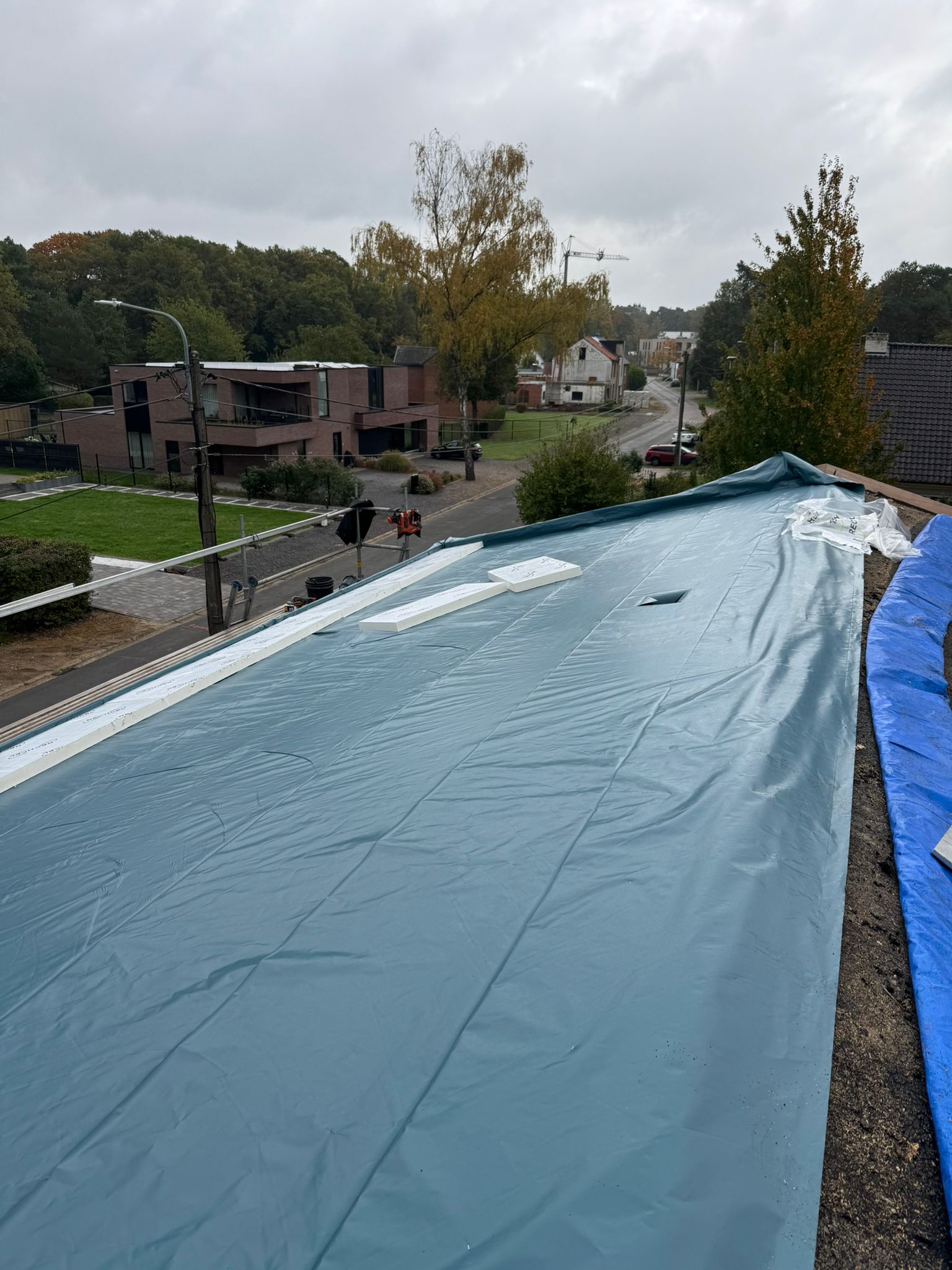 Renovatie Hellend Dak in PVC met Montering Profielen voor Zonnepanelen te Genk in Genk, foto 10