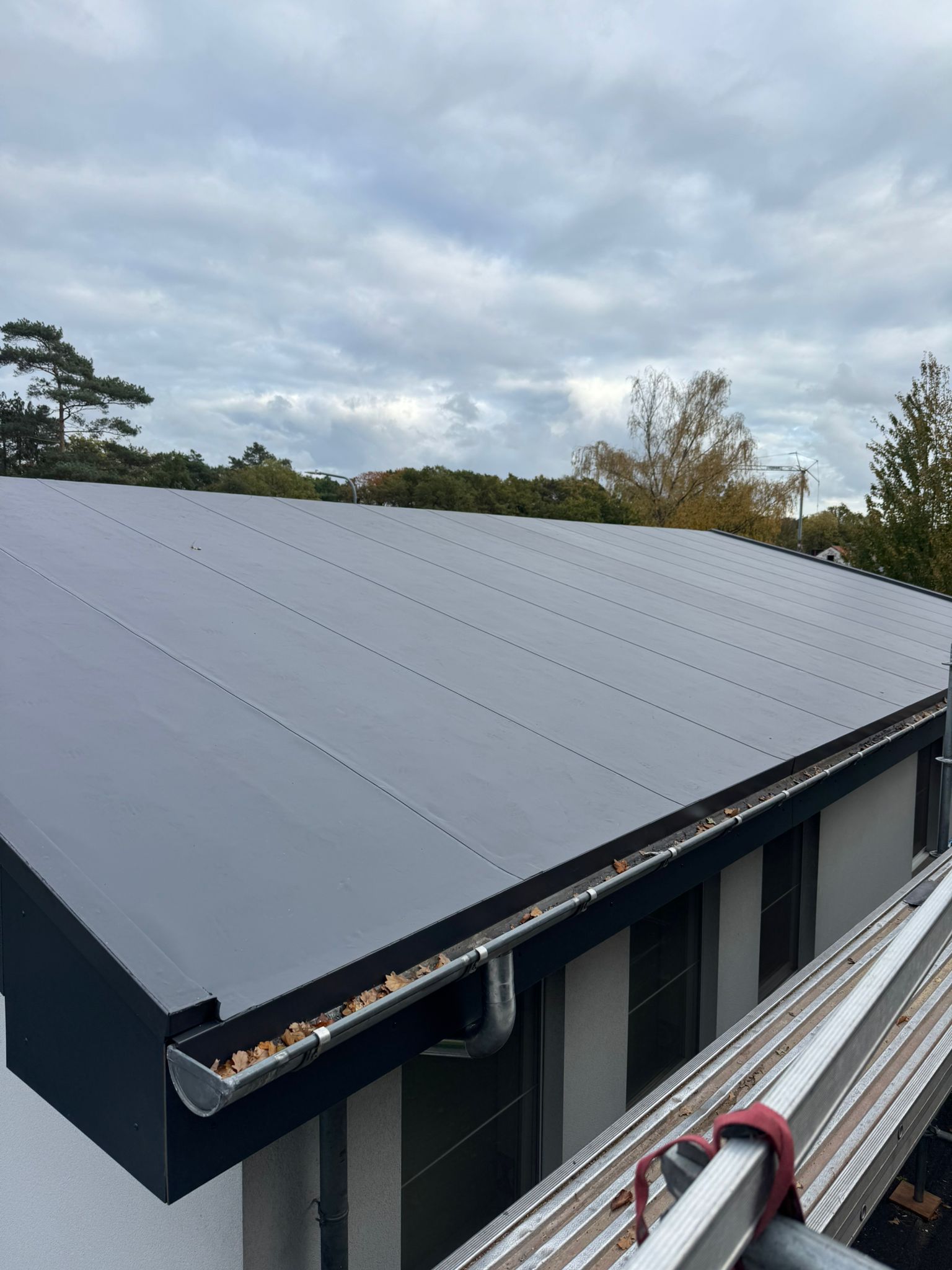 Renovatie Hellend Dak in PVC met Montering Profielen voor Zonnepanelen te Genk in Genk, foto 11
