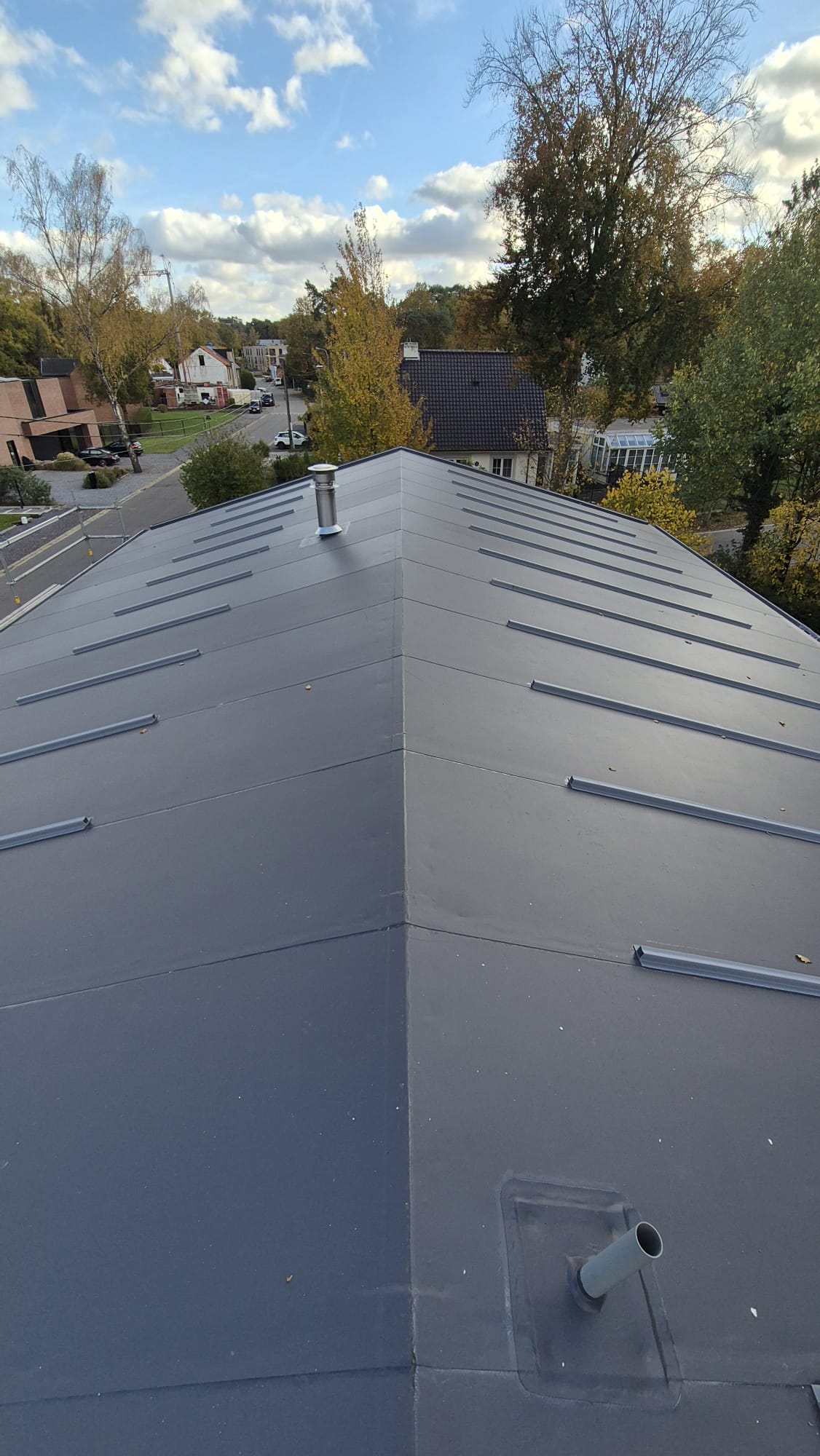 Renovatie Hellend Dak in PVC met Montering Profielen voor Zonnepanelen te Genk in Genk, foto 12