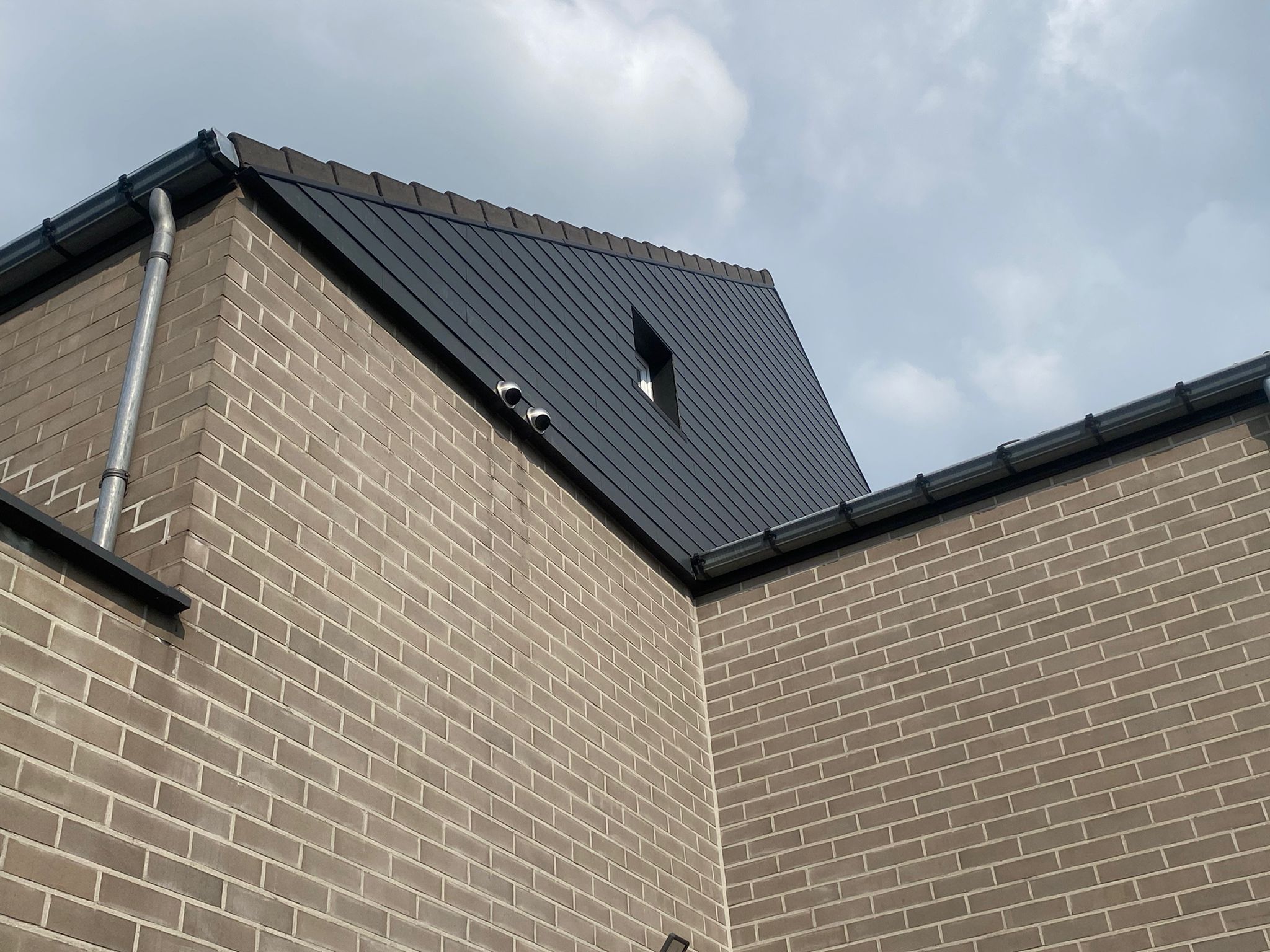 Renovatie van een Hellend Dak met Leien te Eisden in Eisden
