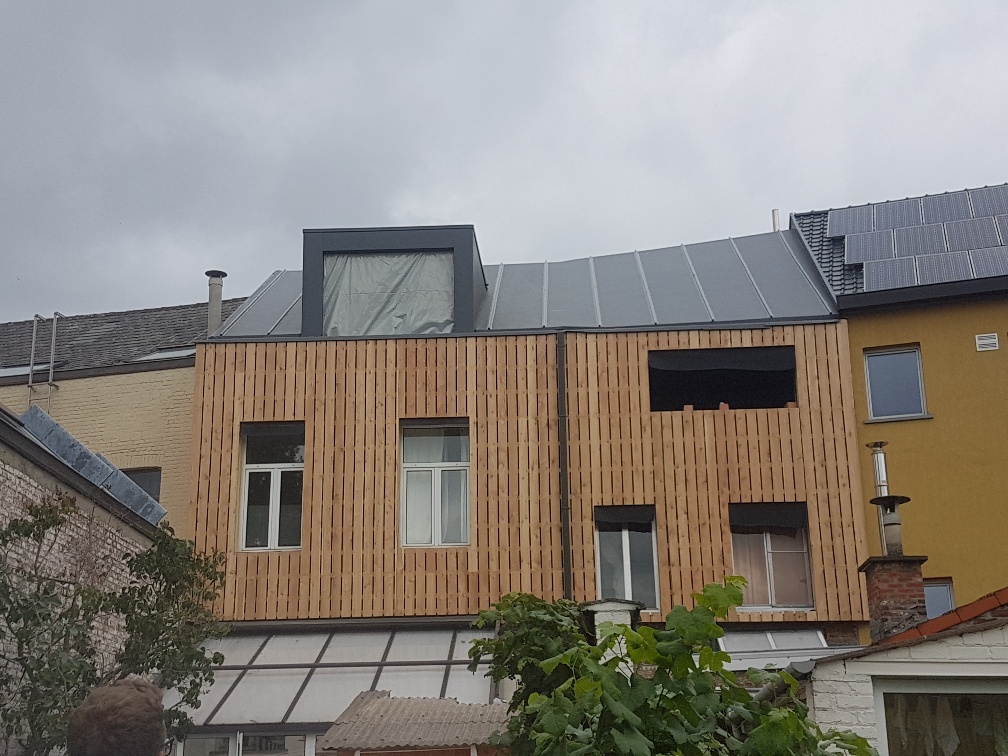 Renovatie Hellend Dak uit PVC Alkor – Gevelbekleding uit Lariks Hout te Leuven in Leuven