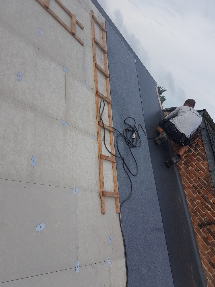 Renovatie Hellend Dak uit PVC Alkor – Gevelbekleding uit Lariks Hout te Leuven in Leuven, foto 4