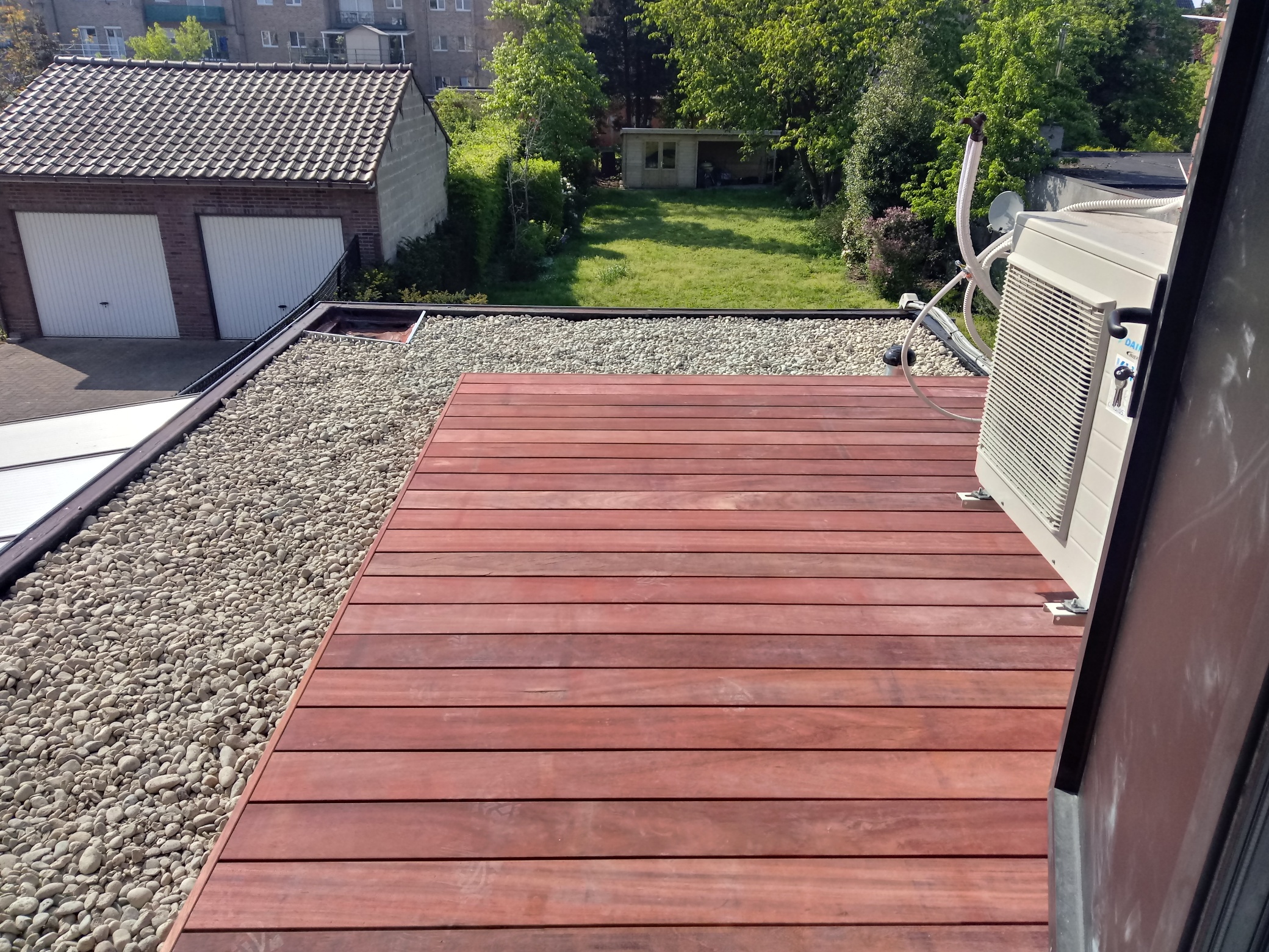 Renovatie te Eisden Plat Dak met Ballast en een Terras met een Padoek Afwerking in Eisden Plat Dak met Ballast en een Terras met een Padoek Afwerking