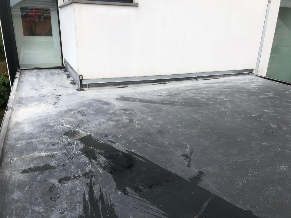 Renovatie van Carport -Plat Dak uit EPDM – Zichtbare Structuur aan de Binnenzijde te Bree in Bree, foto 10