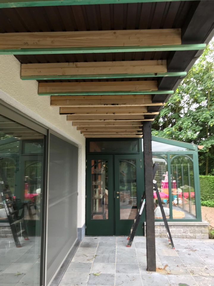 Renovatie van een Overdekt Terras uit Padoek Hout te Halen in Halen, foto 6