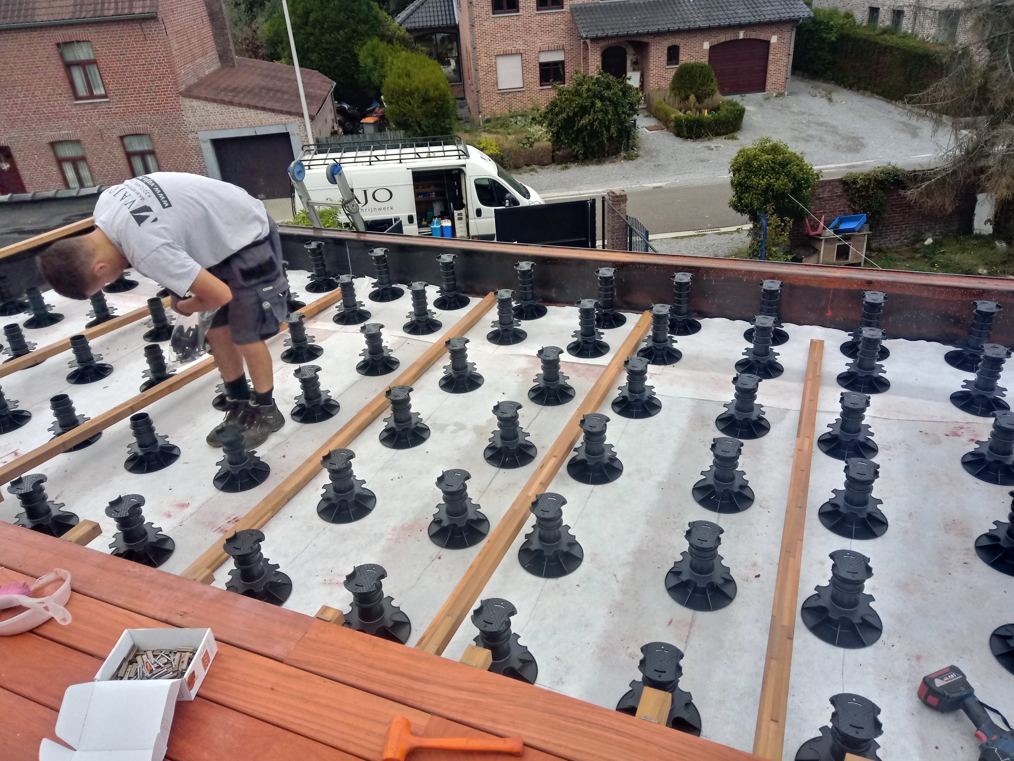 Renovatie van een Plat Dak te As – EPDM Dakbedekking – Terras uit Padouk in As – EPDM Dakbedekking – Terras uit Padouk, foto 9
