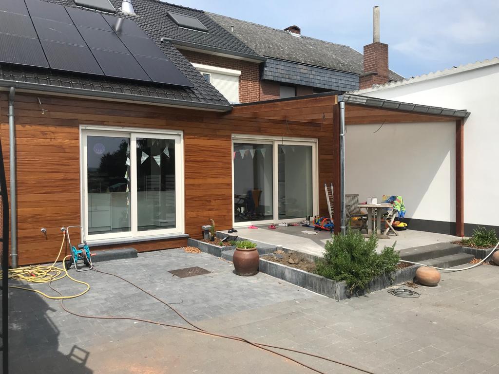 Renovatie van een Plat Dak en Gevelbekleding in Afrormosia te Boorsem in Boorsem