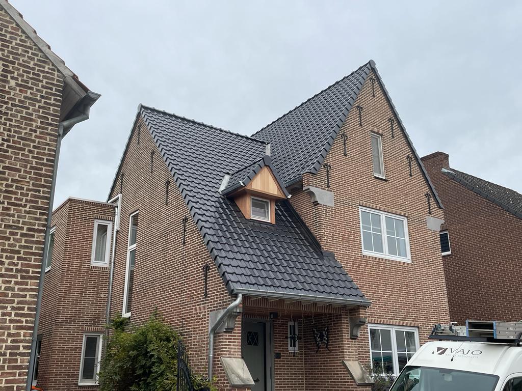 Renovatie van Hellend Dak te Leut in Leut