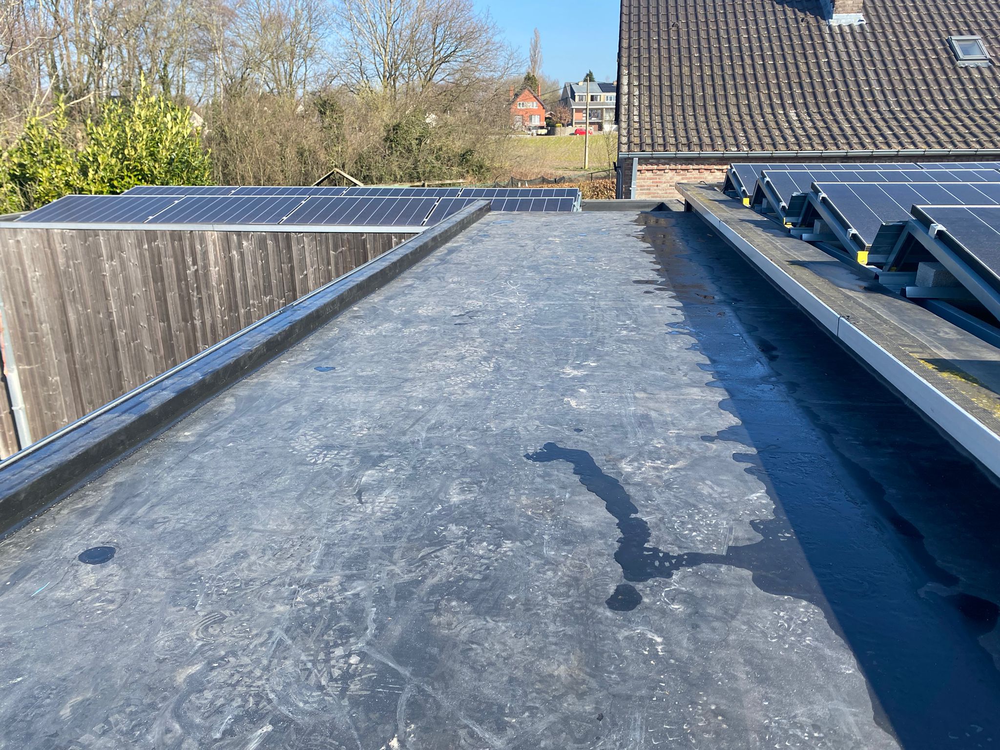 Verlenging van een Bestaand Afdak / Dak Dichting uit EPDM / Plafondafwerking met Klikplanken uit Dennenhout te Bilzen in Bilzen