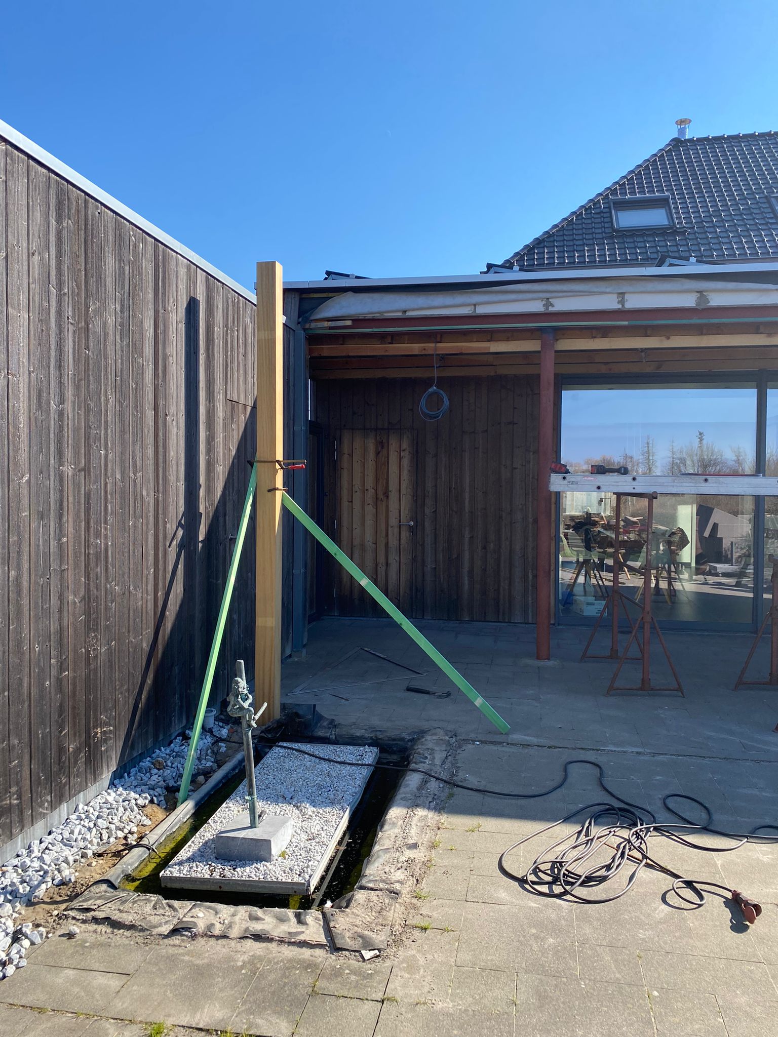 Verlenging van een Bestaand Afdak / Dak Dichting uit EPDM / Plafondafwerking met Klikplanken uit Dennenhout te Bilzen in Bilzen, foto 2