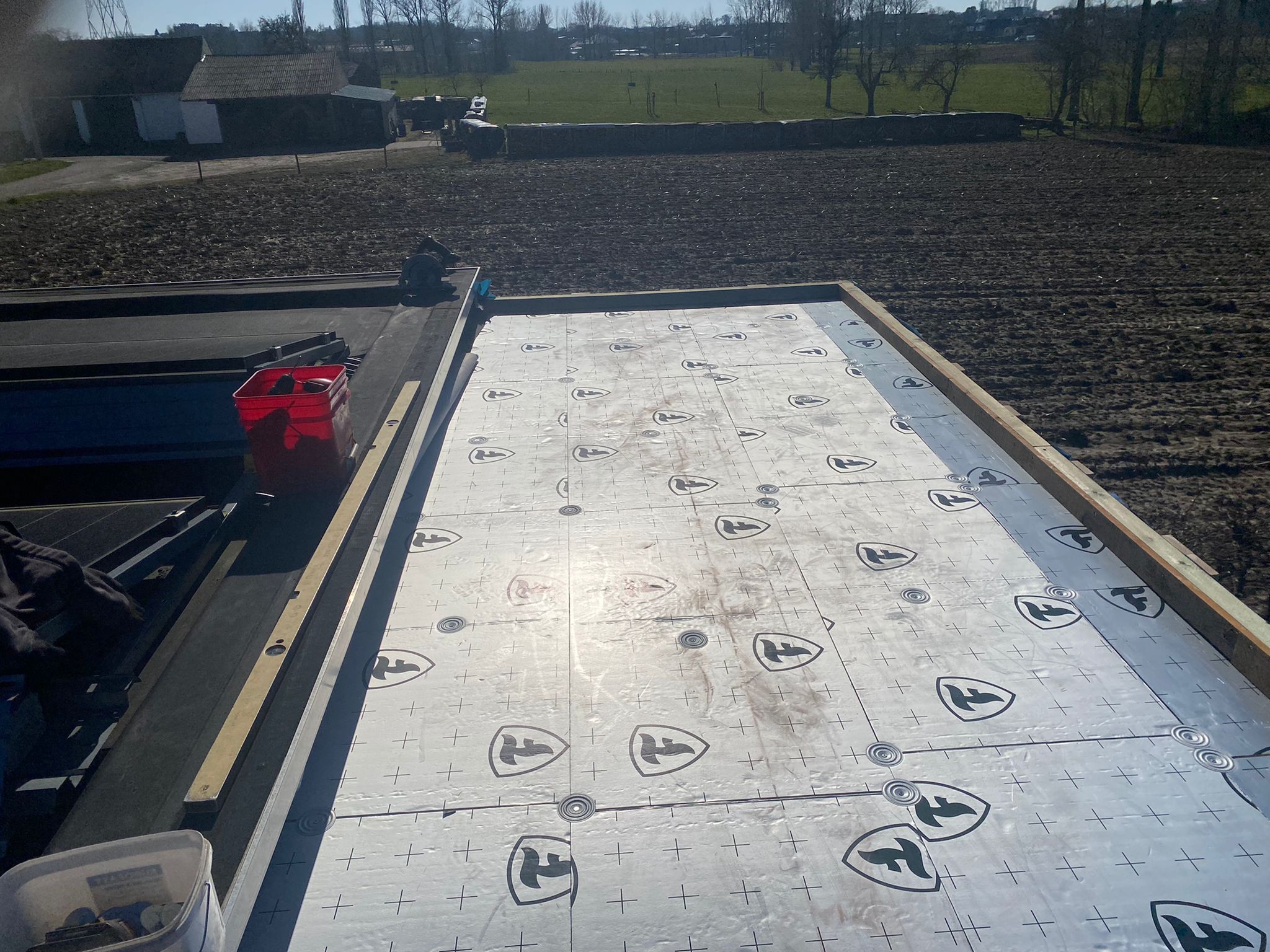 Verlenging van een Bestaand Afdak / Dak Dichting uit EPDM / Plafondafwerking met Klikplanken uit Dennenhout te Bilzen in Bilzen, foto 4