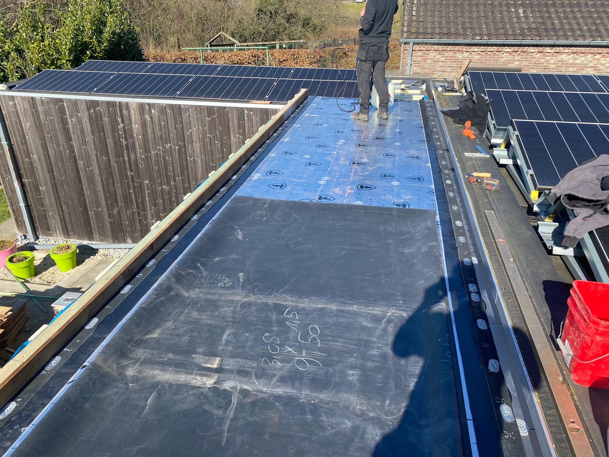 Verlenging van een Bestaand Afdak / Dak Dichting uit EPDM / Plafondafwerking met Klikplanken uit Dennenhout te Bilzen in Bilzen, foto 5