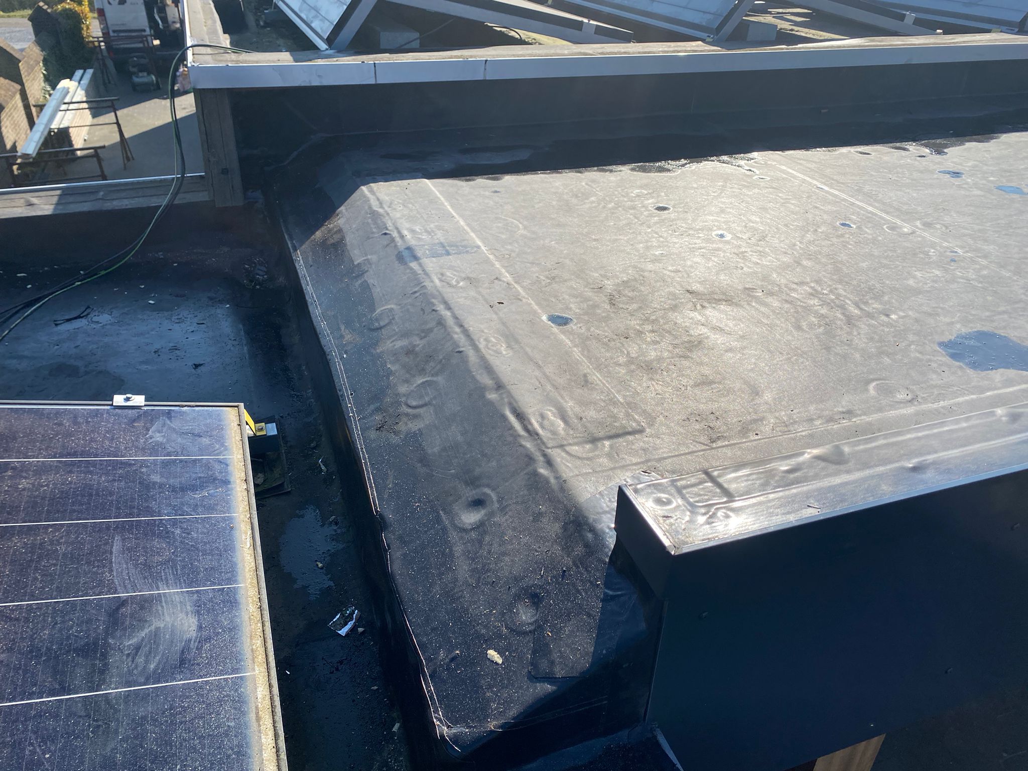 Verlenging van een Bestaand Afdak / Dak Dichting uit EPDM / Plafondafwerking met Klikplanken uit Dennenhout te Bilzen in Bilzen, foto 6