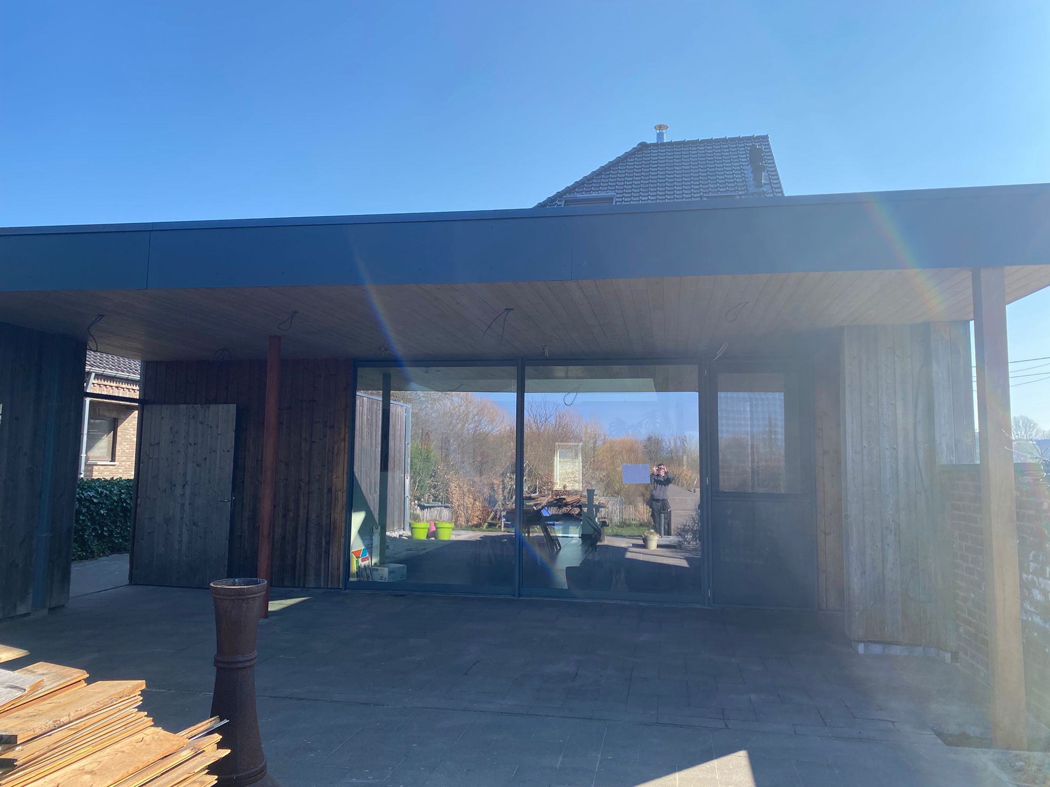 Verlenging van een Bestaand Afdak / Dak Dichting uit EPDM / Plafondafwerking met Klikplanken uit Dennenhout te Bilzen in Bilzen, foto 7